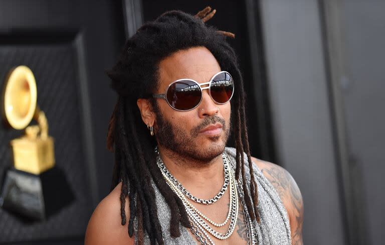 Lenny Kravitz fue visto vendiendo hamburguesas en un puesto callejero de México