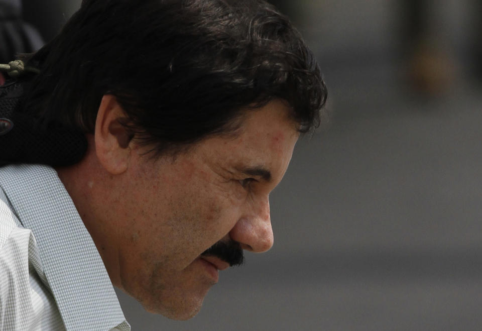 Joaquín "El Chapo" Guzmán es escoltado a un helicóptero con las manos esposadas por la marinos mexicanos en un hangar en la ciudad de México, el sábado 22 de febrero de 2014. Un alto funcionario de Estados Unidos dijo el sábado que Guzmán, jefe del cartel de Sinaloa de México, fue capturado vivo durante la noche en el balneario de Mazatlán. Guzmán enfrenta múltiples acusaciones federales por tráfico de drogas a Estados Unidos y se encontraba está en la lista de los más buscados de la DEA (AP Foto/Marco Ugarte).