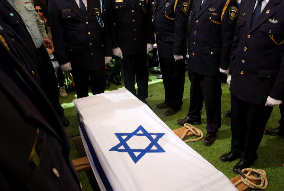 <p>Members of an Israeli Knesset guard stand beside the flag-draped coffin of former Israeli President Shimon Peres during the burial ceremony at the funeral at Mount Herzl Cemetery in Jerusalem on Sept. 30, 2016. (REUTERS/Ronen Zvulun)</p>