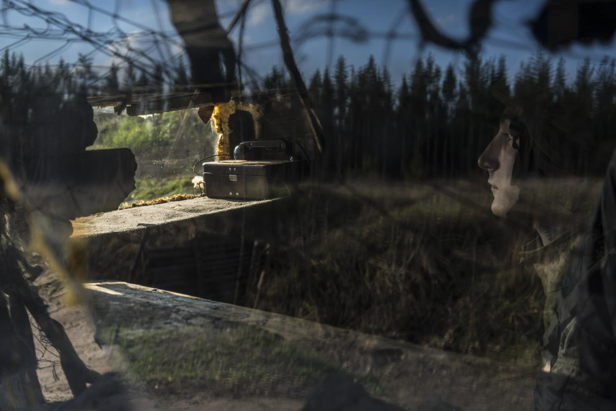 Desde un búnker al este de Ucrania, un soldado ucraniano monitorea el frente. (Brendan Hoffman for The New York Times).