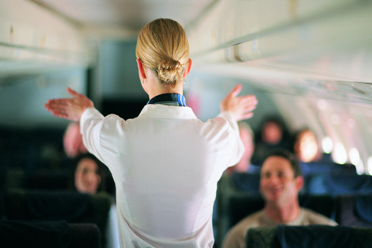 Über die Feiertage wollen alle ihre Familie besuchen – gern per Flugzeuge.Ein Vater begleitete seine Tochter während ihrer Schicht als Stewardess über den Wolken. (Symbolbild: Gettyimages/ James Lauritz)