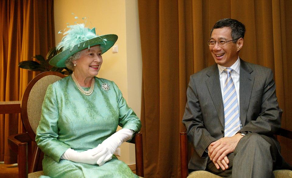 Singapore's Prime Minister Lee Hsien Loong greets Queen Elizabeth II at the Fullerton Hotel on 17 March 2006.