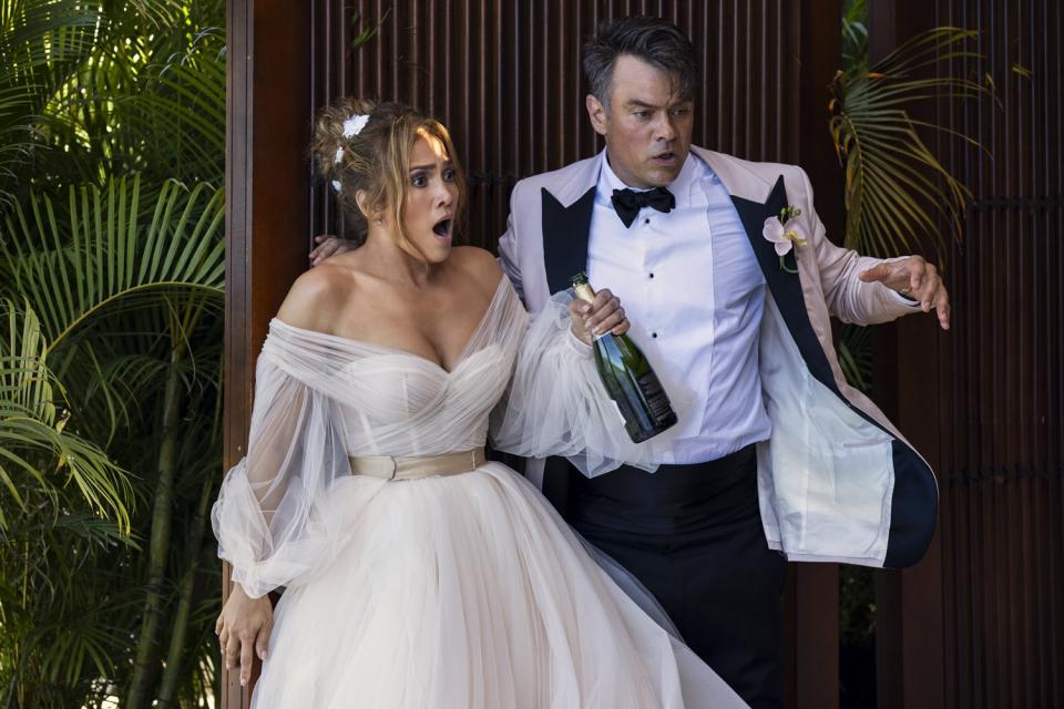 珍妮佛羅培茲和喬許杜哈莫飾演將舉行婚禮的夫妻。（圖／車庫娛樂提供）