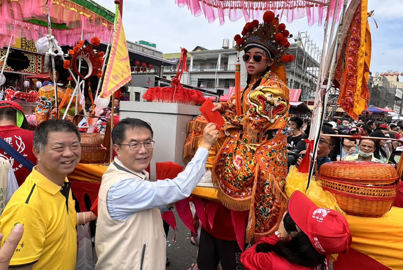 西港刈香蜈蚣陣亮相  黃偉哲發紅包 台南西港刈香將於24日展開3天遶境，「百足真人蜈 蚣 陣」22日於西港慶安宮亮相，台南市長黃偉哲（前左 2 ）前往發紅包給參與兒童。 中央社記者楊思瑞攝  113年5月22日 