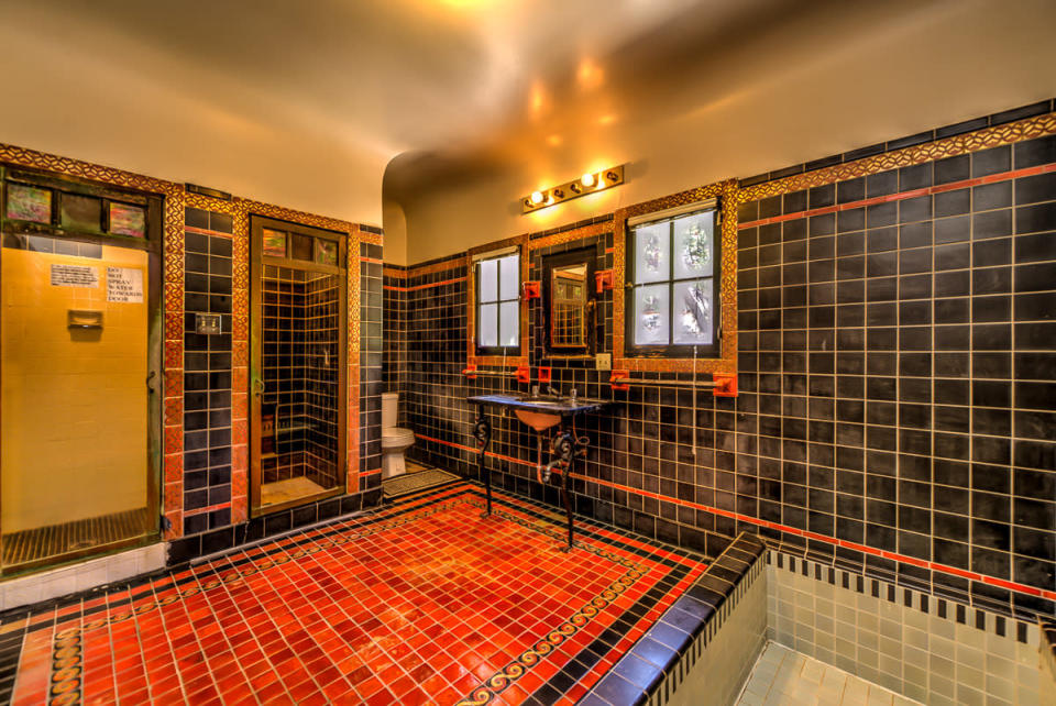 2600 Vermont: Master Bath
