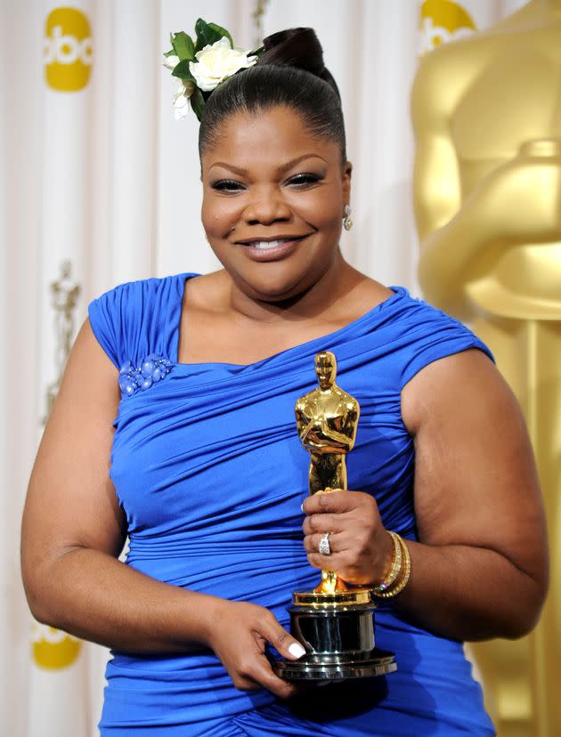 Mo'Nique shows off her Oscar for the Best Supporting Actress award for 