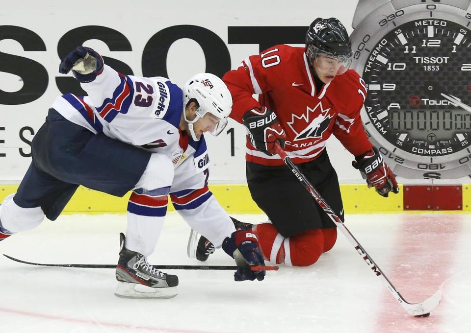 Canada's Charles Hudon (R) and United States' Stefan Matteau battle for the puck during the third period of their IIHF World Junior Championship ice hockey game in Malmo, Sweden, December 31, 2013. REUTERS/Alexander Demianchuk (SWEDEN - Tags: SPORT ICE HOCKEY)