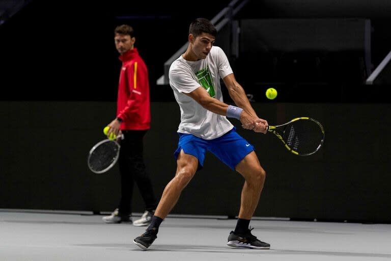 Carlos Alcaraz y su entrenador Juan Carlos Ferrero, exnúmero 1 del mundo y también campeón del ATP de Buenos Aires, en 2010