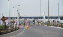 MUMBAI, INDIA - MARCH 25: Bandra-worli Sealink toll naka service closed during restrictions on citizens' movement on account of Section 144 due to COVID 19 pandemic, on March 25, 2020 in Mumbai, India. Prime Minister Narendra Modi on Tuesday announced complete lockdown of the entire country, as part of the governments stringent efforts to tackle coronavirus disease Covid-19. This lockdown will be in place for 21 days and more stringent than Janta Curfew. Although, ration shops, groceries, fruits and vegetable shops, dairy and milk booths, meat and fish shops, animal fodder will remain open during the 21-day lockdown. (Photo by Satyabrata Tripathy/Hindustan Times via Getty Images)