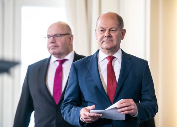 Bundesfinanzminister Olaf Scholz (vorne) und Bundeswirtschaftsminister Peter Altmeier