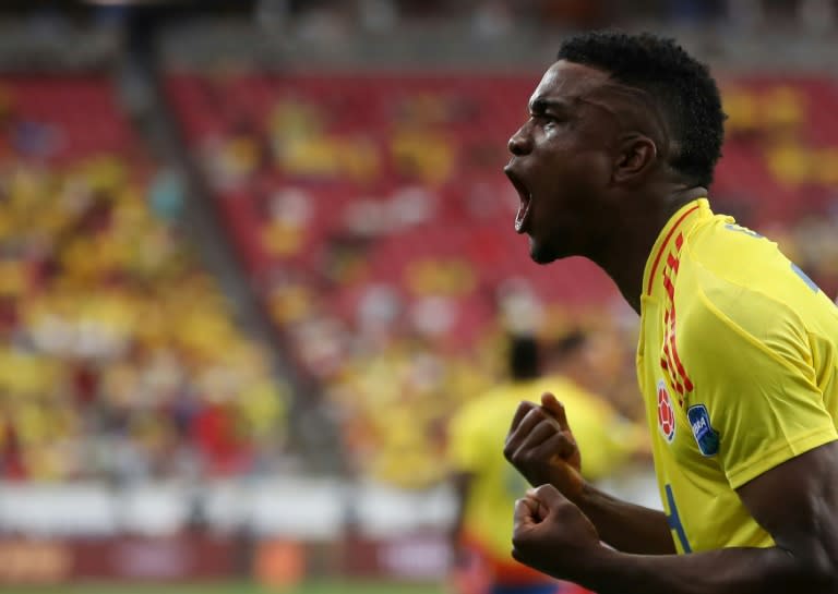 El delantero colombiano Jhon Córdoba celebra al marcar el tanto definitivo de la victoria 3-0 de Colombia contra Costa Rica, por la segunda jornada del Grupo D de la Copa América de Estados Unidos, en el State Farm Stadium en Glendale, Arizona, el 28 de junio de 2024. (Omar Vega)