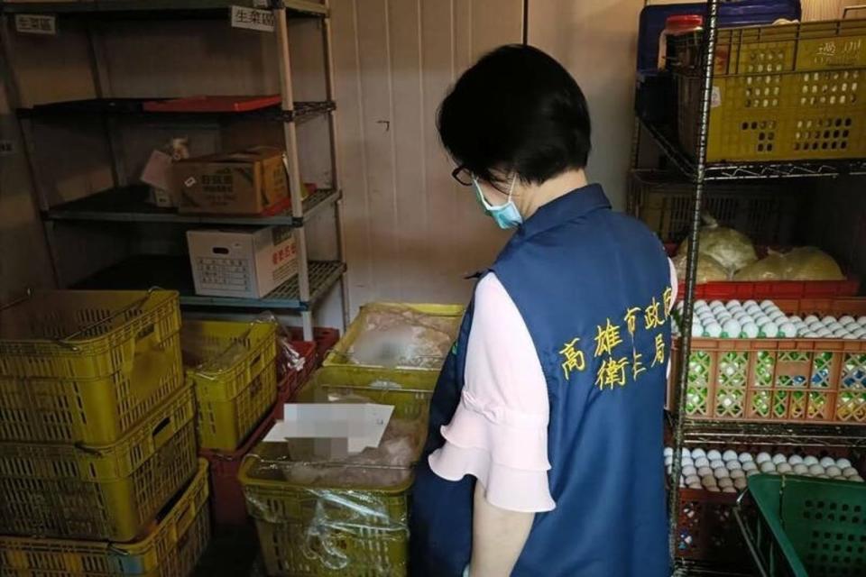 高雄柏昇冷凍公司涉嫌販賣過期肉品，遭衛生局重罰840萬元，4家受害業者也跟著曝光。（高雄市衛生局提供）