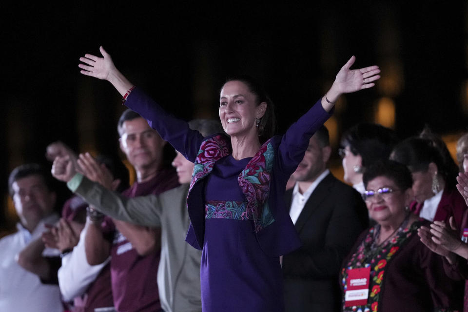 La presidenta electa Claudia Sheinbaum se dirige a sus seguidores en la plaza del Zócalo, la principal de Ciudad de México, tras el anuncio del conteo rápido oficial en las elecciones generales, en la madrugada del lunes 3 de junio de 2024. Sheinbaum ofreció durante la campaña replicar medidas contra la violencia machista que implementó en la alcaldía de la capital, como la creación de la fiscalía antifeminicidios y la ley “El agresor sale de casa”. (AP Foto/Marco Ugarte)