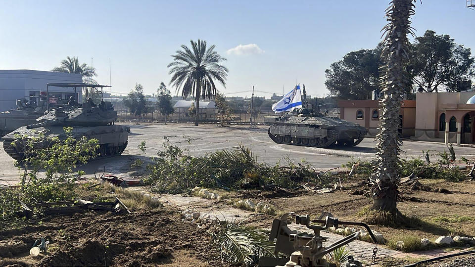 En esta imagen, proporcionada por las Fuerzas de Defensa de Israel, un tanque con una bandera israelí entra al lado gazatí del paso fronterizo de Rafah, el 7 de mayo de 2024. (Fuerzas de Defensa de Israel vía AP)