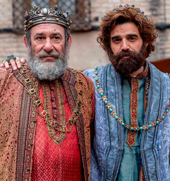 Karra Elejalde y David Verdaguer son Melchor y Gaspar en una ficción española que presenta la competencia clásica entre los Reyes Magos y Papá Noel.