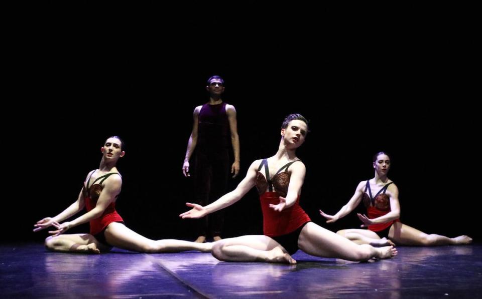 De izq. a der.: Sofía Galván, Stefanía Menestrina, Ginevra Gioli y Matheus De Oliviera Alves (al fondo), bailarines de Compagnia Opus Ballet, en “El Laberinto” de Arianna Benedetti.