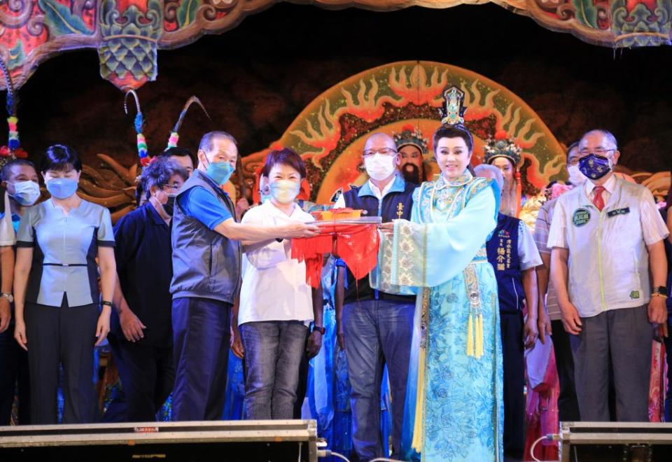 台中市傳統藝術巡演系列活動，市長盧秀燕感謝明華園戲劇總團在端午佳節帶來精彩演出，邀請民眾來一起支持傳統藝術。（記者陳金龍攝）