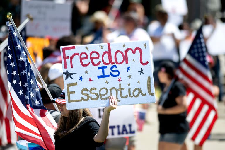 Las protestas en Sacramento, California, fueron impulsadas por Freedom Angels, un grupo de militantes conocido por su rechazo a las vacunas