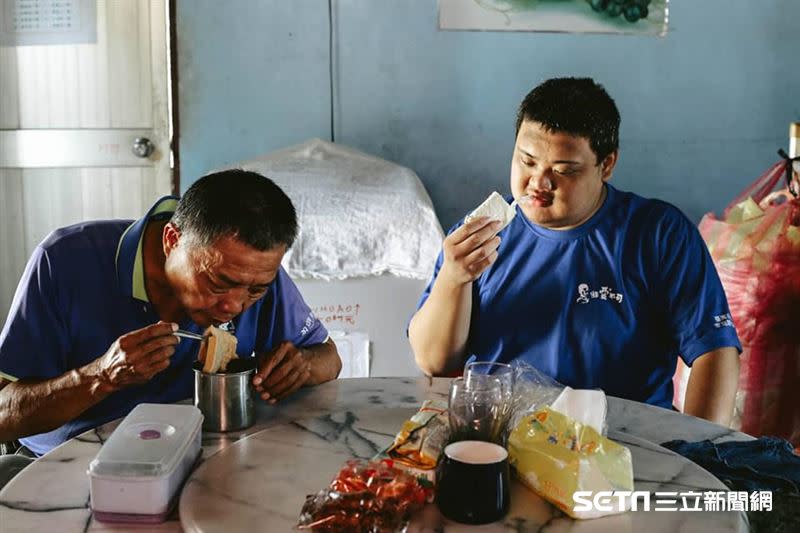 父子倆各吃三片吐司，沖泡的牛奶，爸爸整杯都給兒子阿明喝，只要他吃飽就好。（圖／孫爸提供）