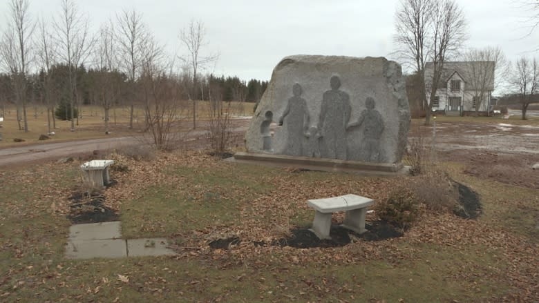 P.E.I. memorial remembers victims of Bathurst, N.B., basketball team crash