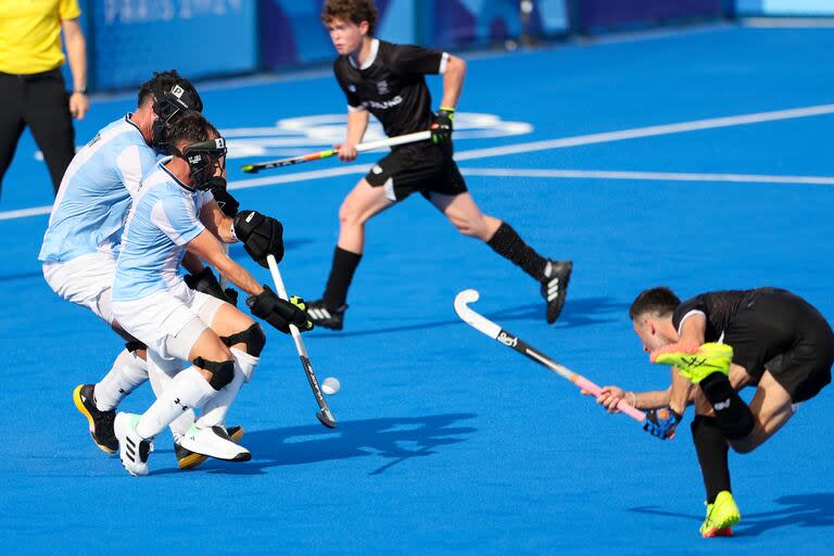 Los jugadores argentinos defienden el córner corto ante Nueva Zelanda