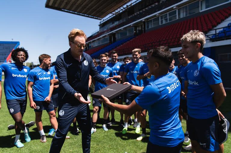 Conan pasó por la cancha de San Lorenzo y recibió un reconocimiento 