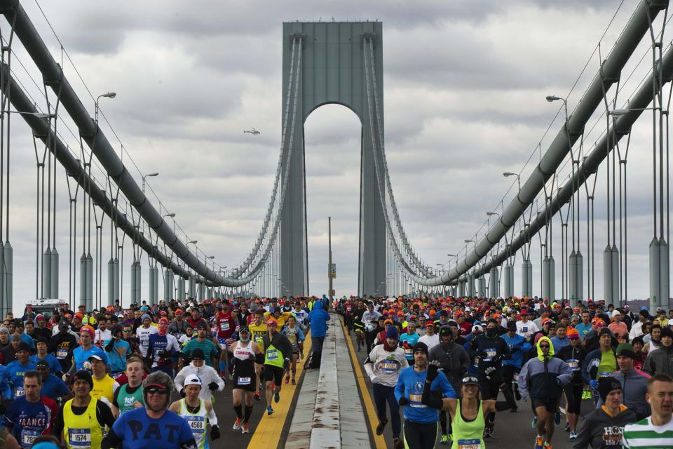 Runners cross the Verrazano-Narrows Bridge shortly after the start of the New York City Marathon in New York, November 2, 2014. REUTERS/Lucas Jackson (UNITED STATES - Tags: SPORT ATHLETICS)