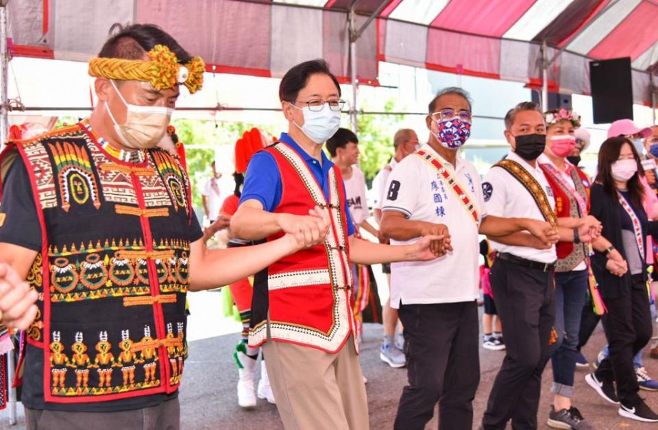 楊梅區豐年祭登場，國民黨桃園市長參選人張善政和原住民朋友手拉手跳起印賓舞，很熱鬧。（記者丘安翻攝）