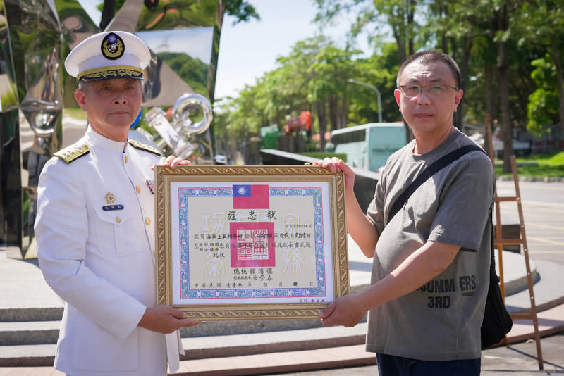 海軍陸戰隊指揮官致贈殉職遺眷代表「旌忠狀」 海軍陸戰隊28日舉行「聯興22號演習將士追悼紀念儀 式」，指揮官馬群超中將（左）致贈遺眷代表「旌忠 狀」。 （立委林岱樺國會辦公室提供） 中央社記者吳書緯傳真 113年6月29日 