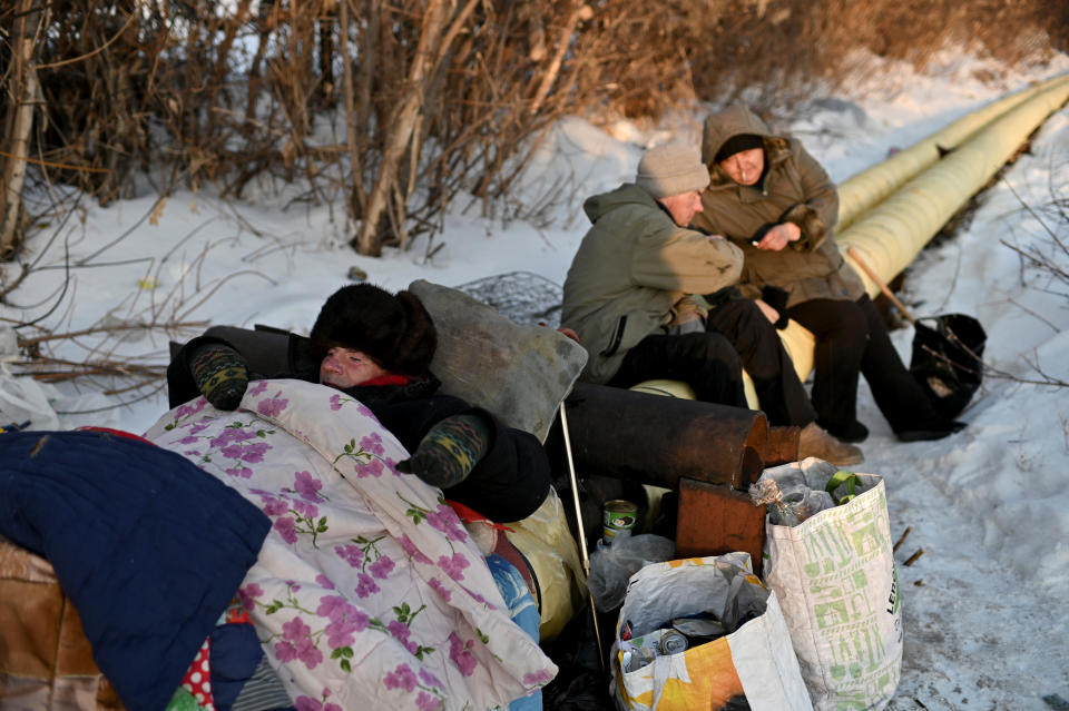 Duermen junto a tuberías de sistemas de calefacción corriendo el riesgo de sufrir quemaduras, pero si no se separan de ellas podrían morir de congelación. (Foto: Alexey Malgavko / Reuters).