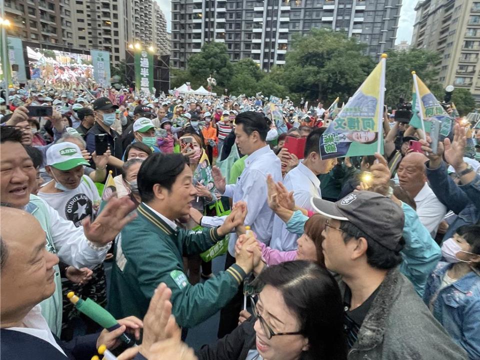 民進黨總統參選人賴清德（左）出席新北市第一選區立委參選人何博文競選總部成立大會，大進場時受到支持者熱烈歡迎，賴一一跟支持者握手互動。（蔡亞樺攝）