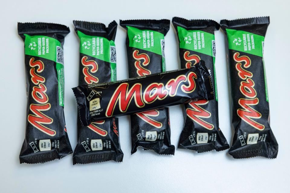US confectionery giant Mars will move to paper-based packaging on its Mars Bar chocolate product as part of a new test pilot in the UK