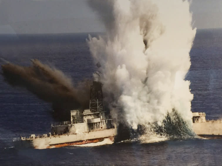 256戰隊戰雷驗證，潛艦發射重型魚雷擊沉靶艦。（記者羅廣仁翻攝自海軍256戰隊隊史館）