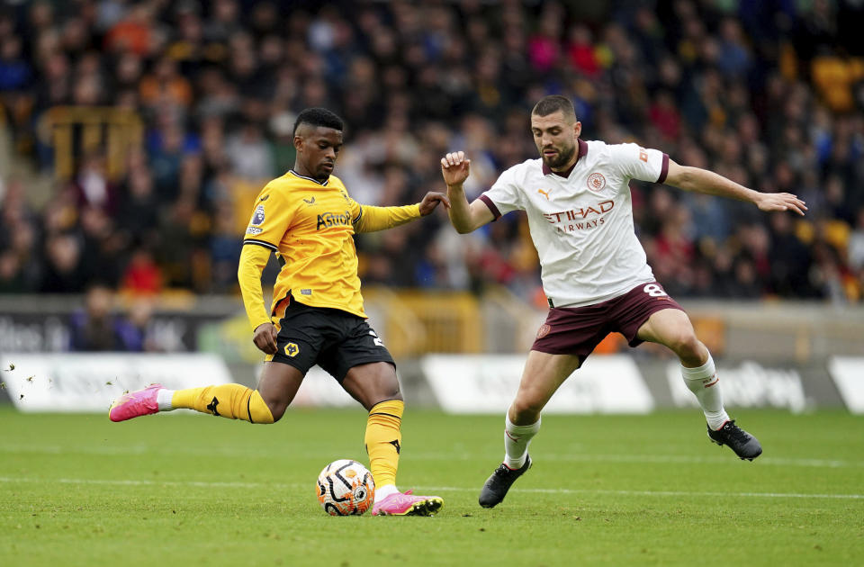 Nelson Semedo del Wolverhampton pelea por el balón con Mateo Kovacic del Manchester City en el encuentro de la Liga Premier el sábado 30 de septiembre del 2023. (Nick Potts/PA via AP)