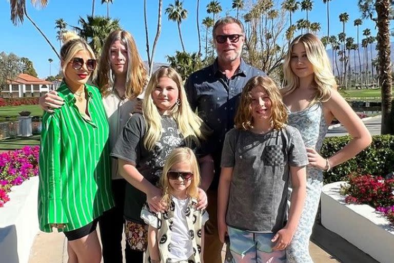 Tori junto a sus cinco hijos y su exmarido, Dean McDermott