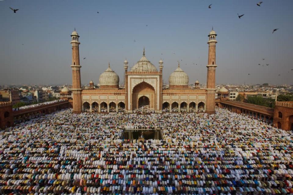 <b>NEW DELHI, INDIA: </b>Indian Muslims pray during morning prayers at the Jama Masjid in New Delhi, India.