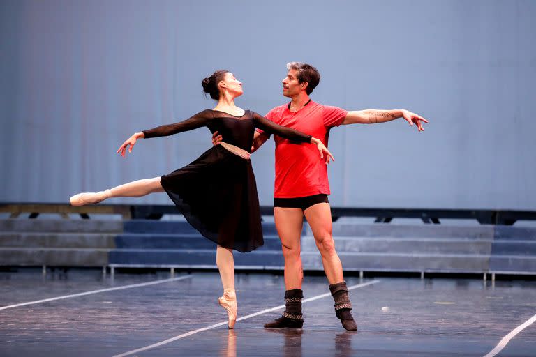 Escena de un ensayo de Melisa Heredia y Bautista Parada, artistas del Ballet Estable del Teatro Argentino, que interpretarán a Romeo y Julieta en la función del 5 de julio