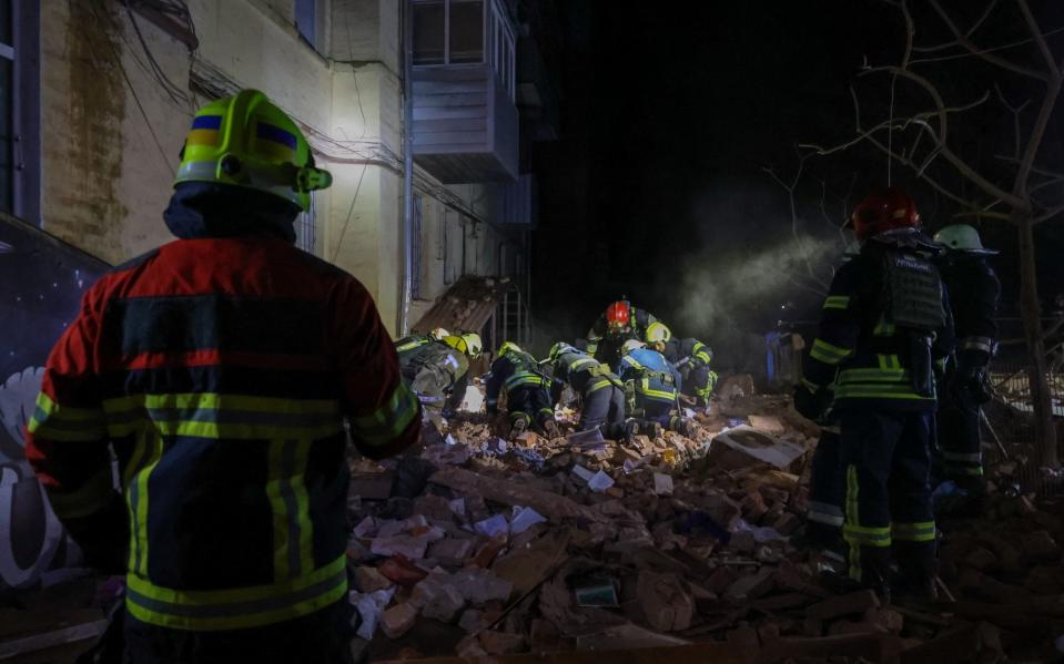 Ukrainian rescue workers disassemble the damaged structures of a building in the center of Kharkiv - Anadolu Agency/Anadolu