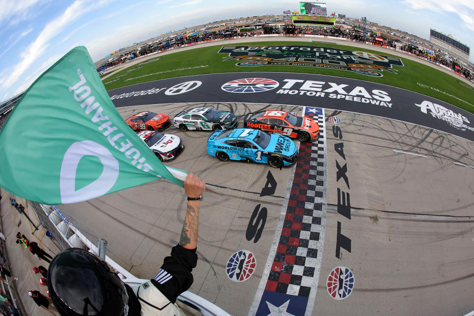 FORT WORTH, TEXAS - APRIL 14: Chase Elliott, driver of the #9 Hooters Chevrolet, and Ross Chastain, driver of the #1 Worldwide Express Chevrolet, lead the field to a restart during the NASCAR Cup Series AutoTrader EchoPark Automotive 400 at Texas Motor Speedway on April 14, 2024 in Fort Worth, Texas. (Photo by Jonathan Bachman/Getty Images)