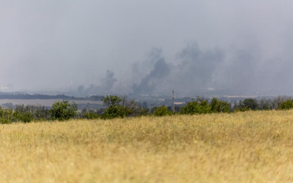 Plumes of smoke rise into the sky during heavy fighting between Ukrainian forces and Russian troops in Lysychansk on July 1 - Anadolu /Anadolu