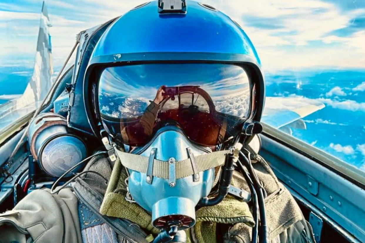 Vladyslav Zalistovsky, alias « Blue Helmet », était un jeune pilote ukrainien sur MiG-29. Il a été tué à 23 ans lors d'une mission de combat.  - Credit:Compte Instagram olezhkovna-22