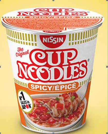 <p><strong>30. August 2018:</strong> Beim Verzehr von <strong>CUP NOODLES mit der Geschmacksrichtung „SPICY/ÉPICÉ“</strong> droht Verletzungsgefahr! Es kann nicht ausgeschlossen werden, dass die bundesweit vertriebenen Produkte Glassplitter enthalten.<br>Betroffen sind die CUP NOODLES mit den <strong>Mindesthaltbarkeitsdaten (MHD) 01/2019 bis 06/2019</strong>. Das Mindesthaltbarkeitsdatum ist auf der Unterseite der Becher zu finden.<br>Aufgrund der Verletzungsgefahr beim Verzehr sollten Kunden den Rückruf unbedingt beachten und die betroffenen Produkte nicht konsumieren.<br>Kunden, die den entsprechenden Artikel gekauft haben, können diesen gegen Erstattung des Kaufpreises auch ohne Vorlage des Kassenbons in ihren Einkaufsstätten zurückgeben.<br>Für Rückfragen steht der Kundenservice der Nissin Foods GmbH unter folgenden Kontaktdaten zur Verfügung: Tel: 06196-78596-51, E-Mail: contact.de@nissin.com.<br>(Bild lebensmittelwarnung.de) </p>