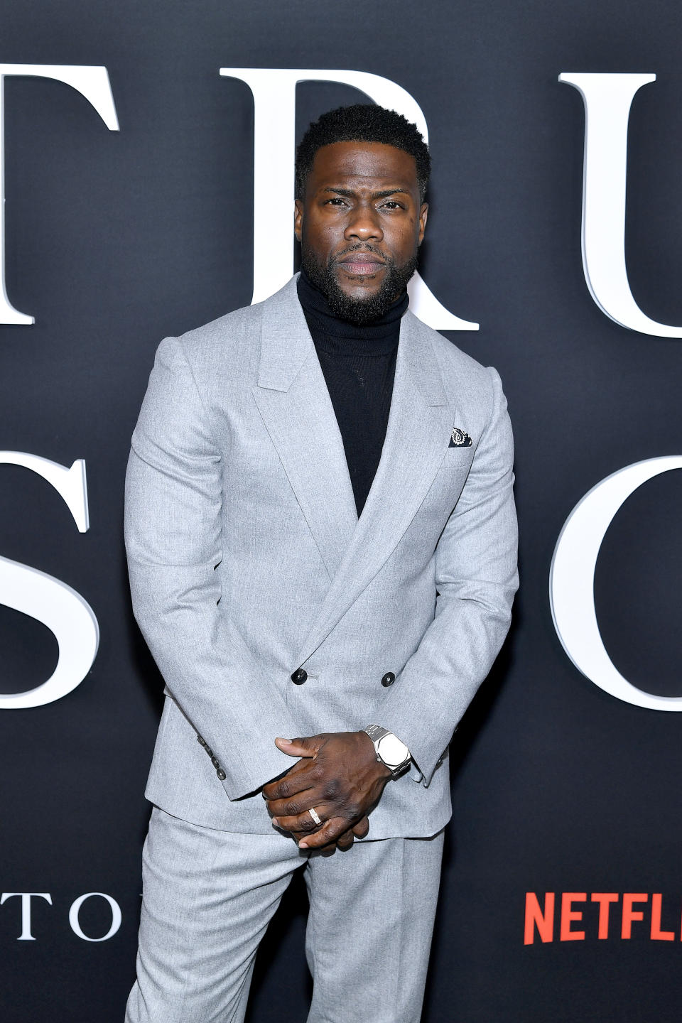 Kevin Hart standing 