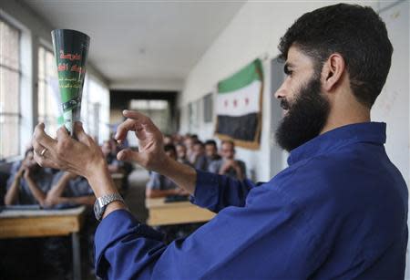 An instructor addresses recruits during a training for a police battalion under the Free Syrian Army's 'Farouq Omar Brigade' at their headquarters in the Duma neighbourhood of Damascus September 11, 2013. REUTERS/Mohamed Abdullah