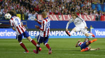 Football - Atletico Madrid v Real Madrid - UEFA Champions League Quarter Final First Leg - Vicente Calderon, Madrid - Spain - 14/4/15 Real Madrid's Luka Modric shoots at goal Reuters / Juan Medina