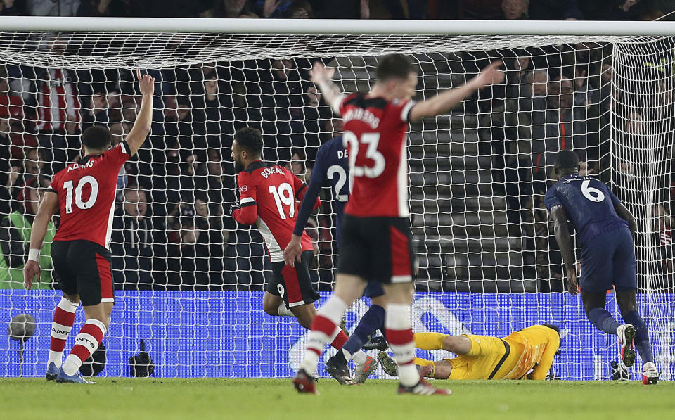 Sofiane Boufal del Southampton celebra tras anotar el primer tanto de su equipo durante el partido de la Copa de la FA contra el Tottenham, el sábado 25 de enero de 2020 en Southampton, Inglaterra. (Steven Paston/PA vía AP)