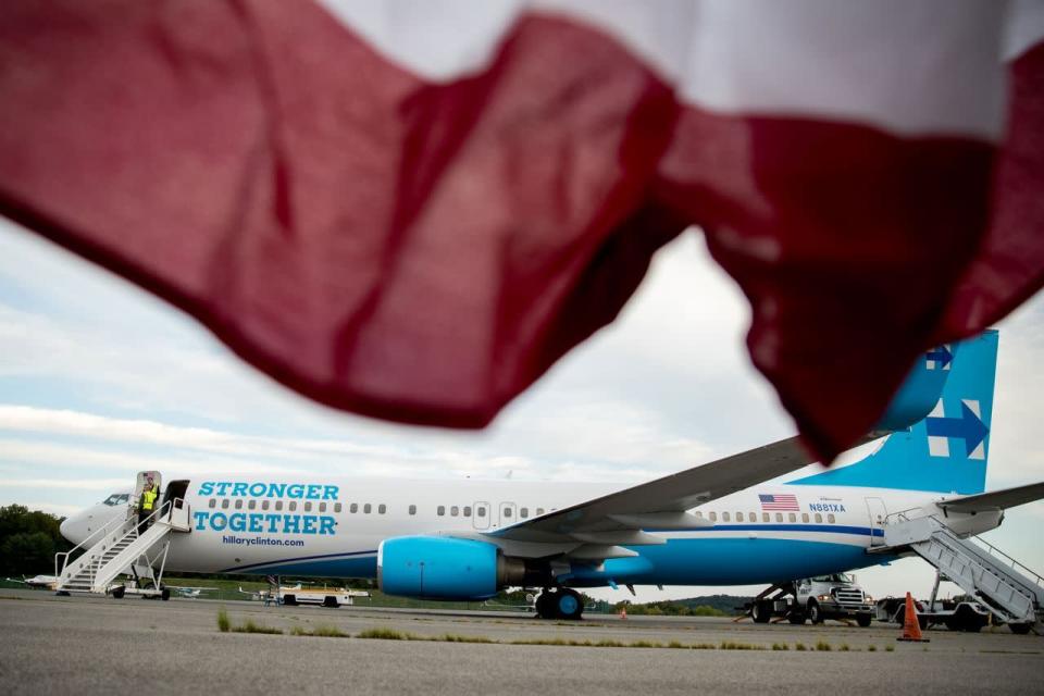 Todo el mundo a bordo del nuevo avión de Hillary