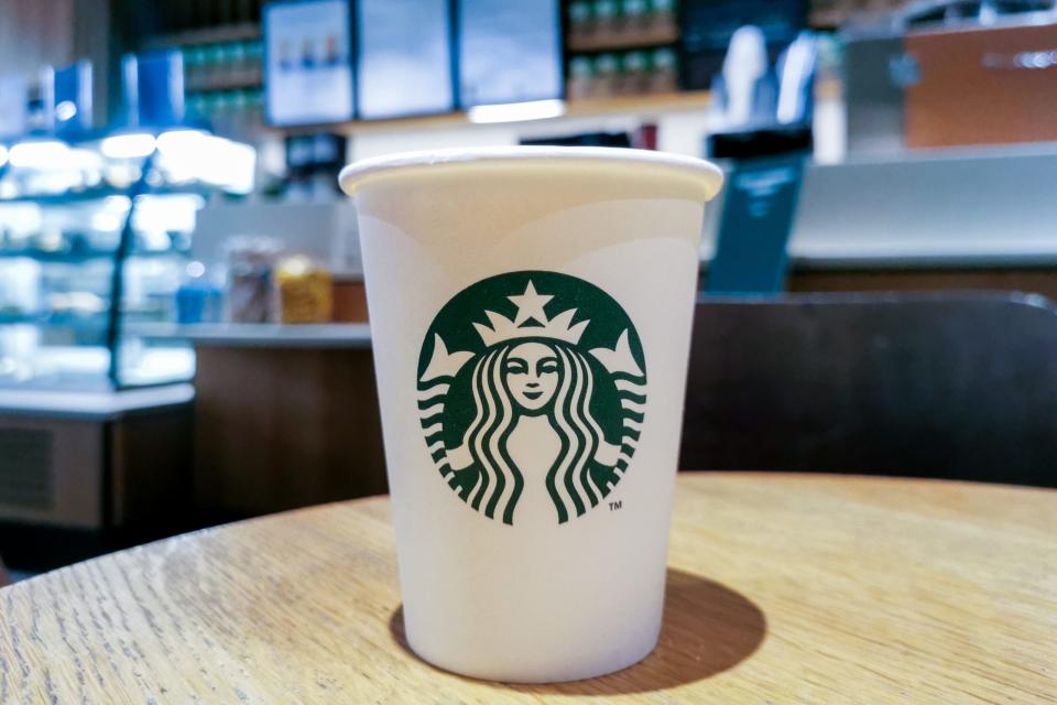 Eine Starbucks-Kaffeetasse. - Copyright: Beata Zawrzel/NurPhoto via Getty Images