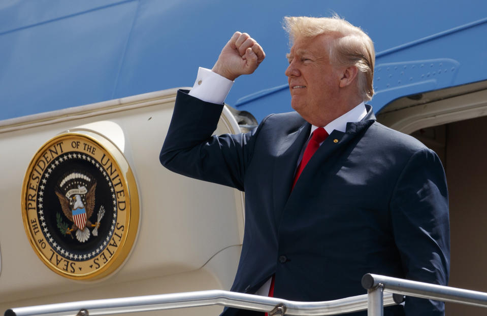 Donald Trump levanta su puño al salir del avión presidencial a su arribo a Houston el 31 de mayo del 2018. (AP Photo/Evan Vucci)