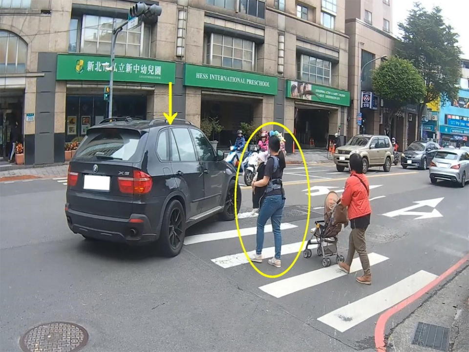 圖／《道路交通管理處罰條例》修正內容包括提高未停讓行人罰責，罰鍰上限由3,600元提高至6,000元，「車不讓人」加重罰鍰。